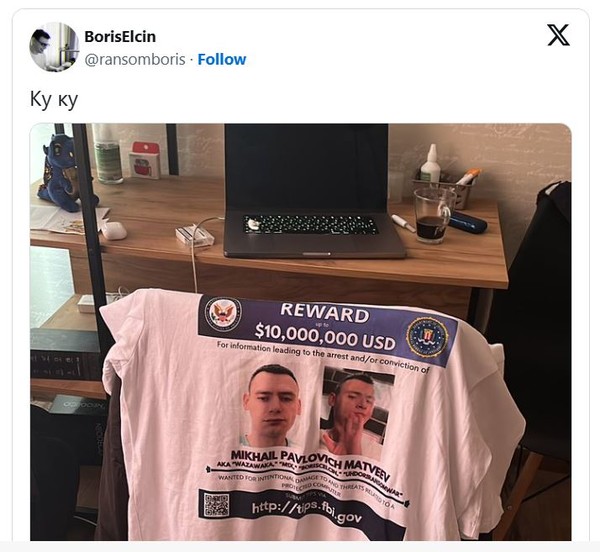 자신의 수배 전단을 인쇄한 티셔츠를 만들어 팔기도 했다. (사진=X)