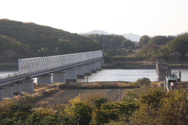 임진각에서 판문점 방향으로 바라본 풍경. 북한에도 점차 다중 사용자 참여형 게임이 보급되고 있는 것으로 알려졌다.