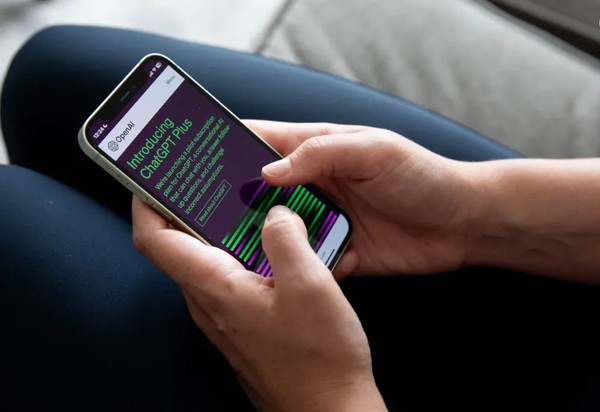  텍스트뿐 아니라 음성으로 명령하면, 역시 음성으로 대답을 하는 새로운 기능이 챗GPT에 추가되었다. (사진=뉴욕타임즈)