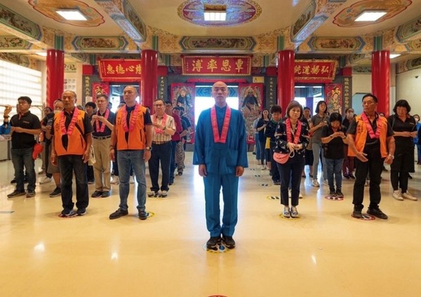 [사진1: 타이중 무극무은성궁(無極武恩聖宮) 판쉐은(潘學恩) 위원장이 신도들을 이끌고 타이베이 송산 자혜당(慈惠堂) 서왕모(王母娘娘)에 경배를 올리고 있다.]