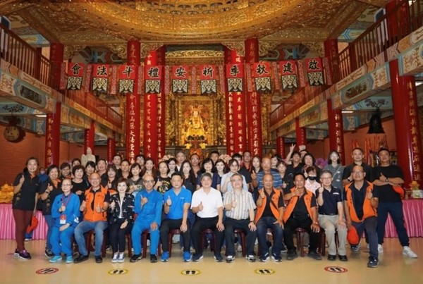 [사진3: 타이중 무극무은성궁(無極武恩聖宮) 판쉐은(潘學恩) 위원장이 신도들을 이끌고 타이베이 송산 자혜당(慈惠堂) 서왕모(王母娘娘)를 영접하고 있다]