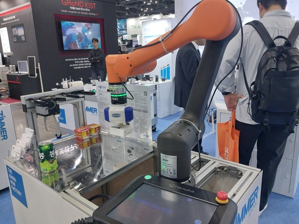 '로보월드 2023'에 출품된 로봇 제품.