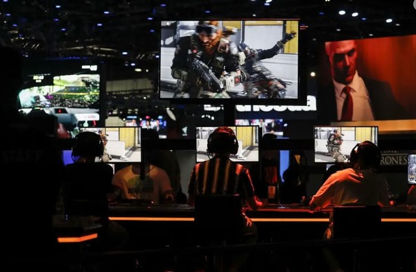 게임에 몰두하고 있는 장면. (사진=블룸버그, 뉴욕타임즈)