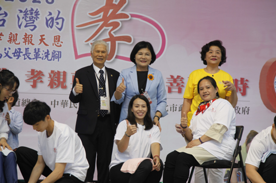 IFF President Chang Chao-kuo (first from left on back) Yunlin Magistrate Chang Li-shan (center on back) Asian Games boxing winner Lin Yu-ting (second from left on front) Olympic gold medalist Kuo Hsing-chun (center on front) Photo: IFF