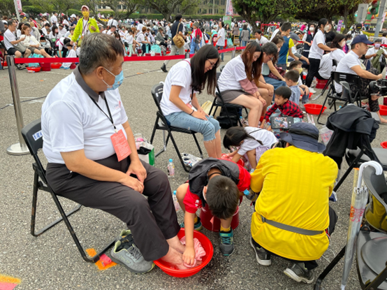 Kindergarten kids washed feet of their elderly Photo: Adela Lin