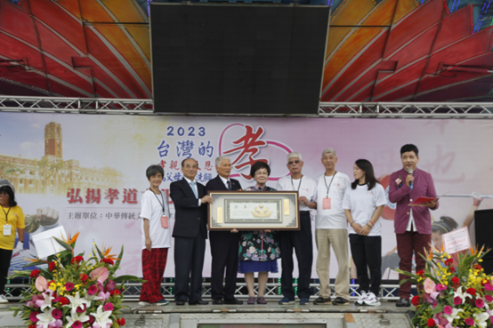 전 입법원장 Wang Jin-pyng (왼쪽 두 번째), IFF 회장 Chang Chao-kuo (왼쪽 세 번째), 전 대만 부총통 Annette Lu (왼쪽 네 번째) [사진: IFF]