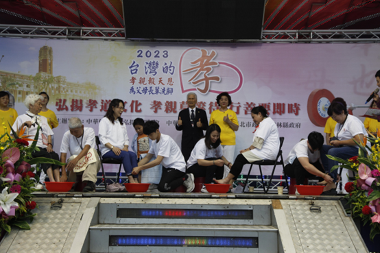 IFF 회장 Chang Chao-kuo (뒷줄 오른쪽 두 번째), 아시안게임 복싱 우승자 Lin Yu-ting (앞줄 왼쪽 네 번째), 올림픽 금메달리스트 Kuo Hsing-chun (앞줄 오른쪽 네 번째) [사진: IFF]