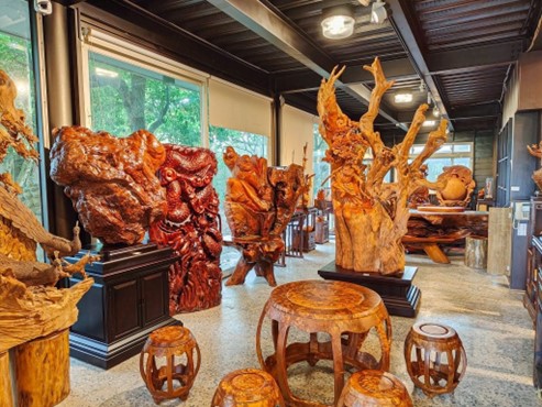 ["셰빙진(謝炳金)셰웨밍(謝洧銘) 특별소장관"에 전시된 수많은 예술품]