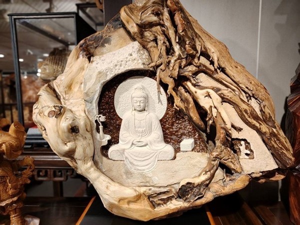 [소장가치가 높은 천연수석조(天然樹抱石雕刻)작품]