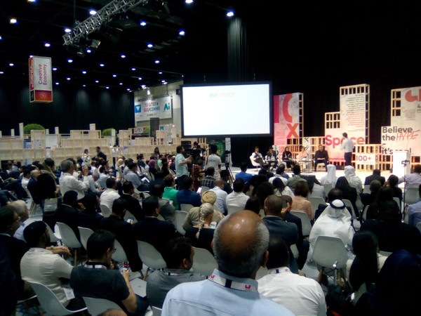 'CES 2023'에서 각국의 전문가들과 공학자들이 기술 심포지엄에 참석, 경청하고 있다.(출처=CES)