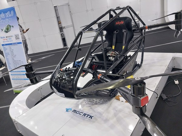 '2022 국제무인이동체박람회'에 출품된 1인용 UAM 시제품.