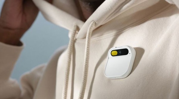 미국의 스타트업 휴메인사가 개발한 신체 부착형  웨어러블 'AI 기기' (사진=휴메인, WSJ)