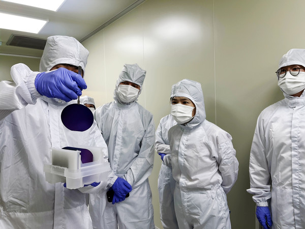 차세대융합기술연구원이 실시한 반도체 교육 참가자들이 반도체 소자공정에 사용되는 실리콘웨이퍼(4인치)의 특성과 결정 방향성, 명칭 등에 대한 설명을 듣고 있다. 사진은 본문과는 직접 관련없음. (사진=차세대융합기술연구원)