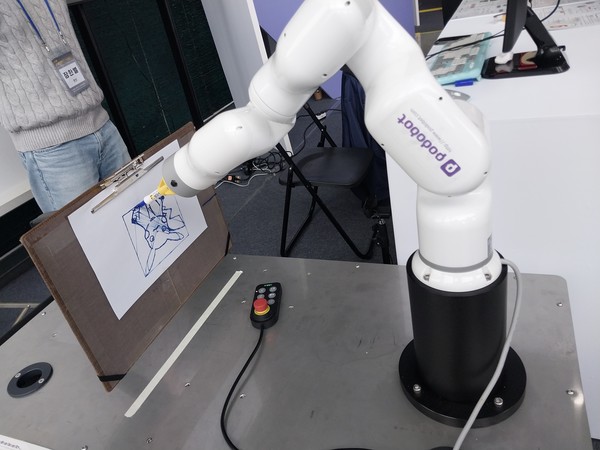 스스로 코딩을 한 후 디자인 작업을 하는 협동로봇.