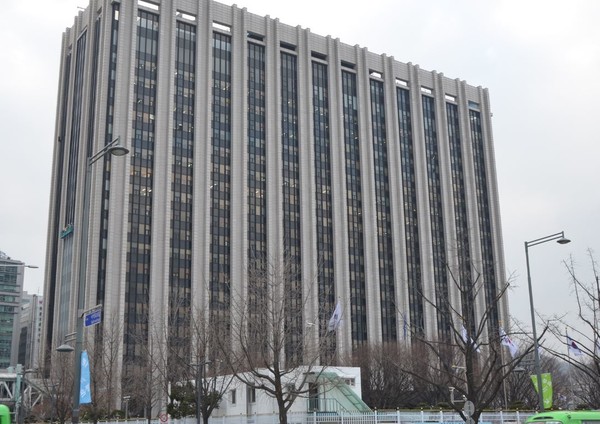 정부 전산망이 마비되어 17일 하루 종일 민원업무가 중단되는 등 혼란이 이어졌다. 사진은 정부서울청사.