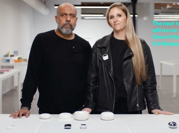 임란 초드리(왼쪽) 등 휴메인의 공동창업자들이 시연한 데모 영상에서 AI핀의 오류가 노출되었다. (사진 : 휴메인)