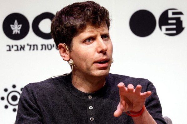 샘 앨트먼이 국제행사에서 인공지능의 위험성과 안전대책에 대한 강연을 하고 있다.(사진=로이터통신)