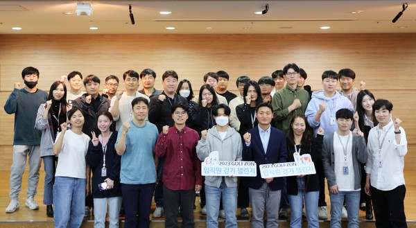 지난 9월 한 달간 진행한 2023 골프존 임직원 걷기챌린지에 참가한 골프존 임직원들(프로)이 10월 27일 골프존타워서울본관 삼진홀에서 열린 상품증정식에서 기념사진을 촬영하고 있다(사진:골프존)