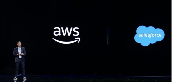 아마존이 새로운 AI챗봇 기술을 발표한 28일 아마존 리인벤트 행사에서 아담 셀립스키 CEOr가 발제하고 있다.