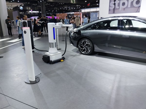 '2022 국제모빌리티쇼'에 출품된 전기차 충전시설로서 본문 기사와 직접 관련은 없음.
