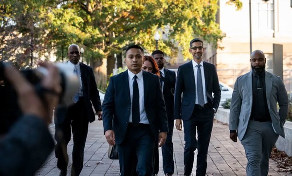 구글 CEO 순다르 피차이(오른쪽에서 두번째)가 반독점법 관련 재판에 출두하고 있다. (사진=뉴욕타임스)