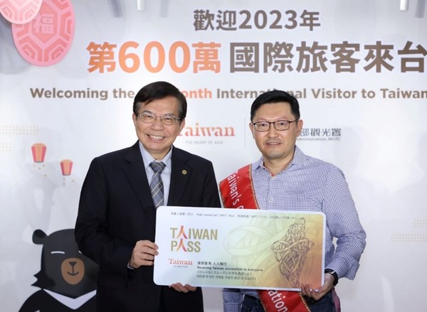 교통부 왕궈차이(王國材) 장관이 행운의 600만 번째 해외여행객 Tan Chong Lim씨에게 Taiwan Pass를 전달했다. (사진: 대만 교통부 제공)