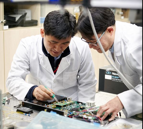 양자기술을 연구 중인 전문가들. (사진=정보통신기획평가원)