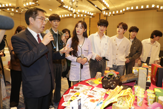 Tainan City Mayor Huang Wei-che (first to left), Kim Se Jeong (third to left) Photo: Tainan City Government