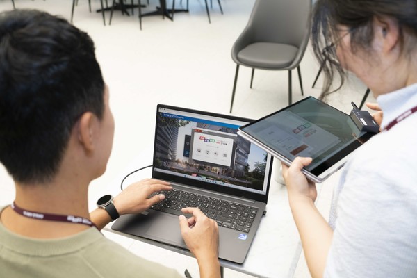 사진은 5G를 활용, 외부에서 업무를 보고 있는 모습으로 본문 기사와 직접 관련은 없음.