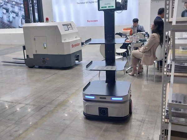  '2023 로보월드'에 출품된 협동 작업로봇으로 본문 기사와 직접 관련은 없음. 