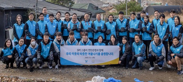 SPC 임직원들이 사회공헌 활동의 일환으로 지난 해 연말 난방 취약 가정을 대상으로 한 연탄나눔 봉사활동을 벌였다. (사진=SPC 그룹)