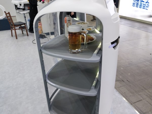  '로보월드 2022'에 출품된 매장용 서비스 로봇으로 본문 기사와 직접 관련은 없음.