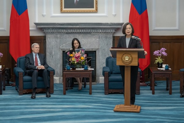 스티븐 해들리 전 미국 국가안보보좌관(왼쪽)이 차이잉원 대만 총통(오른쪽)을 만나고 있다. [사진=대만 총통실]