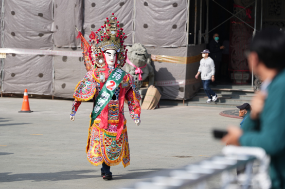 지지자가 코스튬 의상을 입고 선거 운동에 참여하고 있다. [사진: DPP]