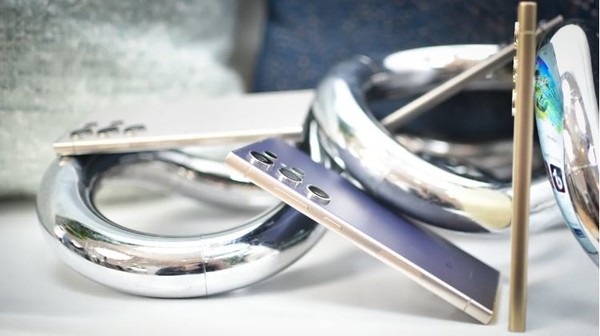  삼성이 내놓은 최초의 '링'과 갤럭시 S24 스마트폰. (사진=Future)