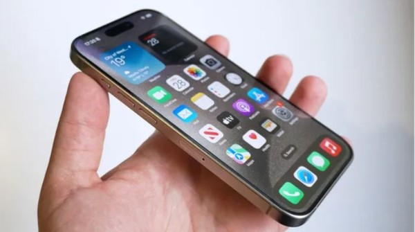  '아이폰16'의 스토리지가 기존 '아이폰15'나 갤럭시 S24의 2배인 2TB에 달할 것이란 소문이다. 사진은 아이폰15. (출처=Future, 테크레이다)