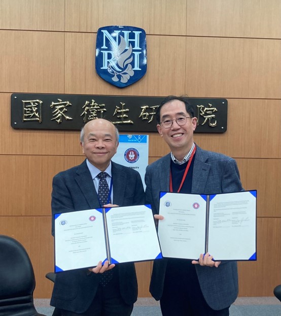 국립보건연구소 암연구소 류가준(劉柯俊) 소장 직무대행(좌), 전북대 바이오 활성재료연구소 장영석(Yong-Suk Jang) 박사(우)  [사진: 국립보건연구소]