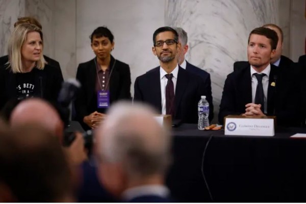 구글 CEO 순다르 피차이(가운데)와 허깅 페이스 CEO 클레멘트 들랑그(오른쪽)이 자리를 함께 하고 있다. (사진 : 게티 이미지)