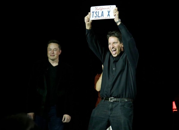머스크와 테슬라 이사 중 한 사람인 아이라 에렌프레이스(오른쪽).