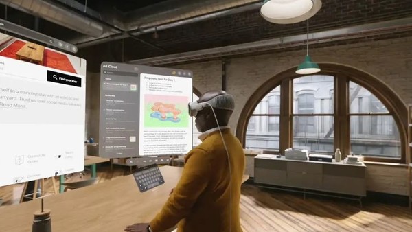 비전 프로로 시청하고 있는 사용자의 모습. (사진=애플)