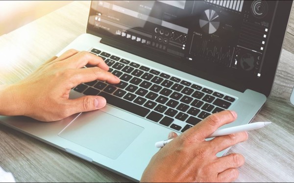 기업체가 화상으로 사이버보안 교육을 진행하고 있다. (사진=한국에스지에스)