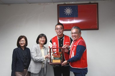 [가오슝시 사회복지국 부국장 예위루(葉玉如)가 안용그룹 회장 순시빈(孫溪賓), CEO 커이져(柯以哲), 협력사의 도움의 손길에 감사를 표했다]  