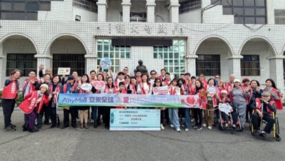  [안용기업 임직원들이 희락보육원(喜樂保育院)을 방문, 장애우 기관의 어려움을 이해하고 대만달러 20만 원을 기부해, 작년 연말 이웃과 함께 온정을 나눴다]