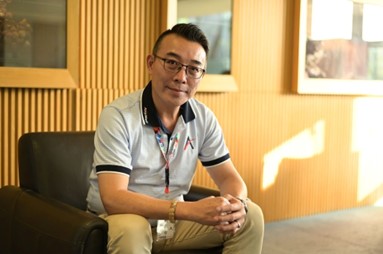  [안용기업 CEO 커이져(柯以哲), 30여 년 강의 경험을 바탕으로 중화문화 미덕을 되찾으려 노력 중이다.]