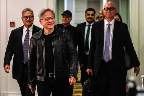 엔비디아 공동창업주 젠슨 황(왼쪽에서 두번째)과 임원 등 회사 관계자들. (사진=셔터 스톡)