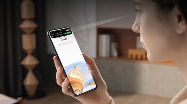 눈으로 스마트폰을 작동하는 시선추적기술. (사진=셔터스톡)