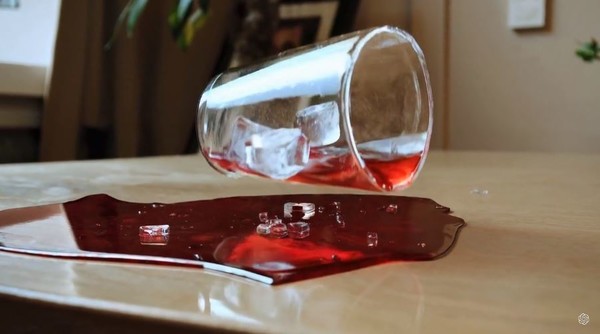 유리컵이 깨지지 않았음에도 내용물이 모두 쏟아진 영상에서 보듯, '소라'의 기술완성도가 아직 완벽하진 않다는 지적이다. (출처-오픈AI)