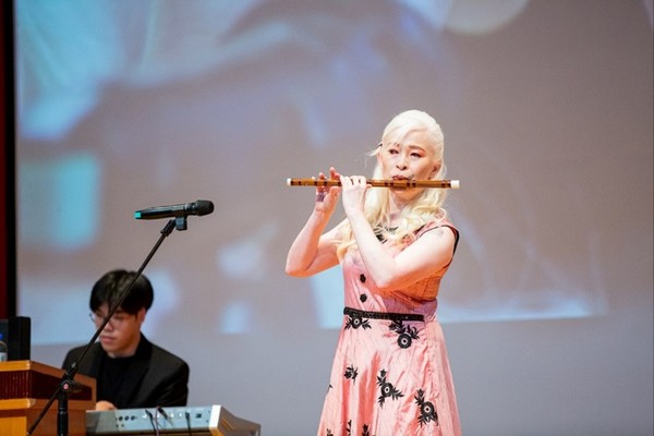 [백반증과 약시를 앓고 있는 무심임(繆沁琳)의 피리 연주, 전통과 현대를 아우르는 연주를 선보였다] 