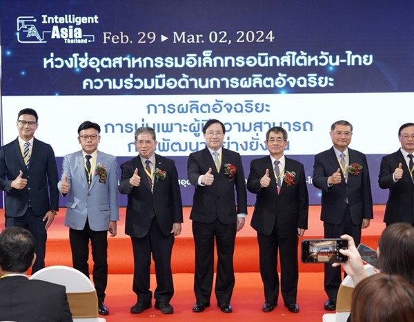 [태국전자스마트제조전에 참가한 대만 정부기관 관계자들 사진, 자료: 대만 산업발전서]