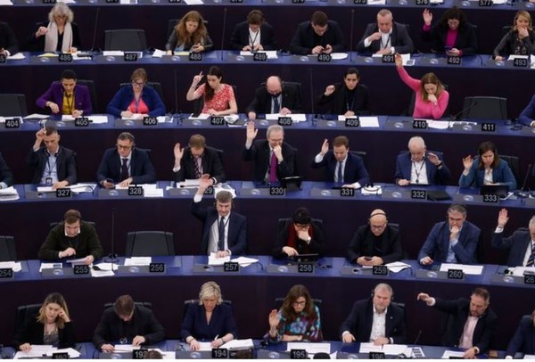 EU 의회가 13일 세계 최초로 포괄적인 'AI법'을 최종적으로 통과시키고 있다. (사진=AP통신)